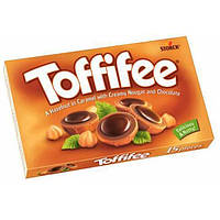 Конфеты с лесным орехом в мягкой карамели с кремовой нугой и шоколадом Toffifee 125г.