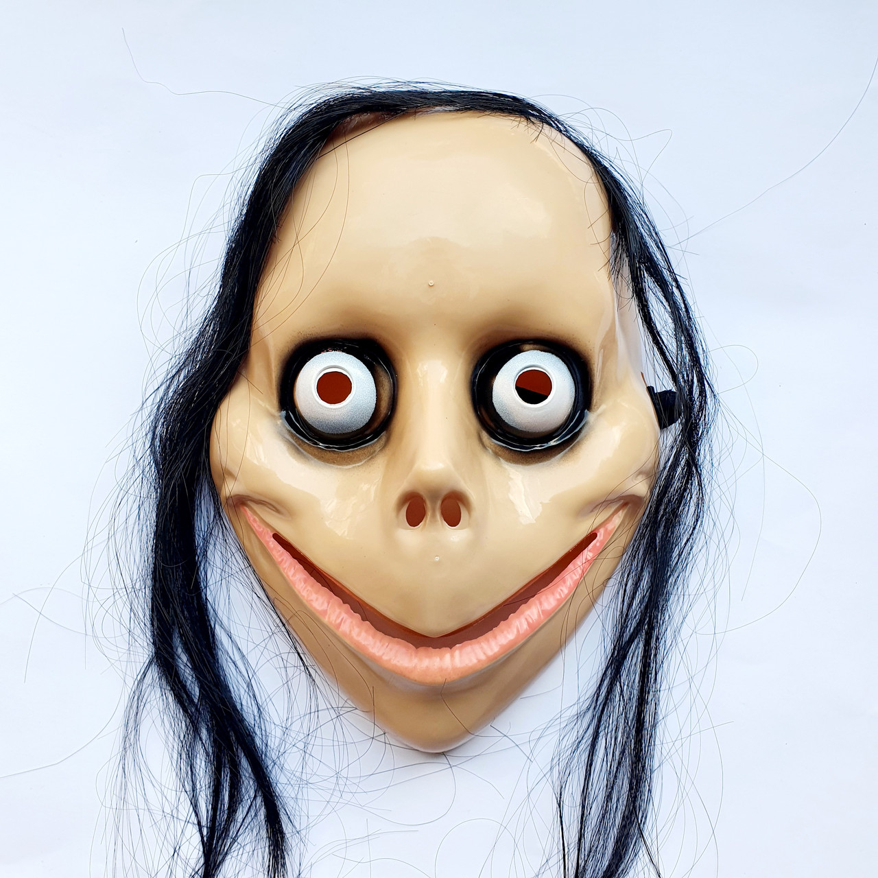 Пластикова маска Момо з волоссям, 24х17 см