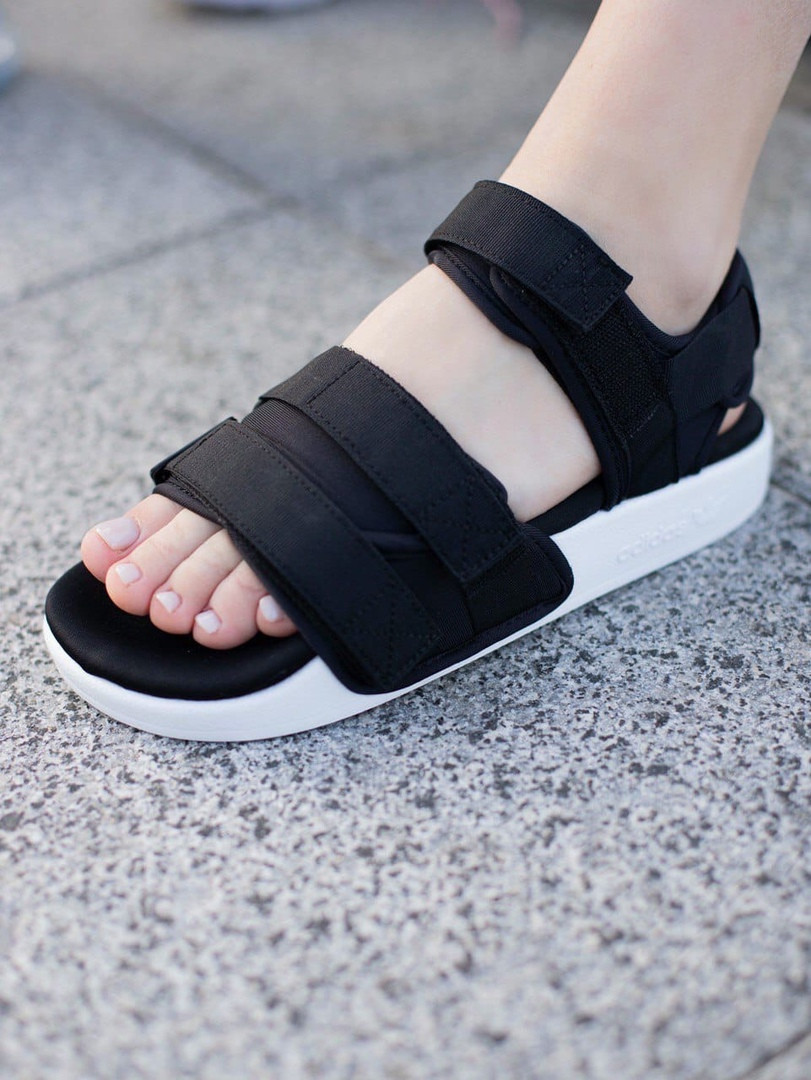 Женские / мужские Adidas Adilette Sandals, черно-белые сандалии адидас адилет, черные сандалии Adidas Adilette - фото 3 - id-p1450301903