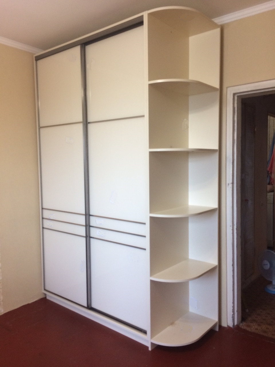 Шафа-купе беж з бежевим фарбованим склом та кутовими полицями, фото 1