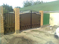 Ворота въездные с коваными элементами в порошковой покраске