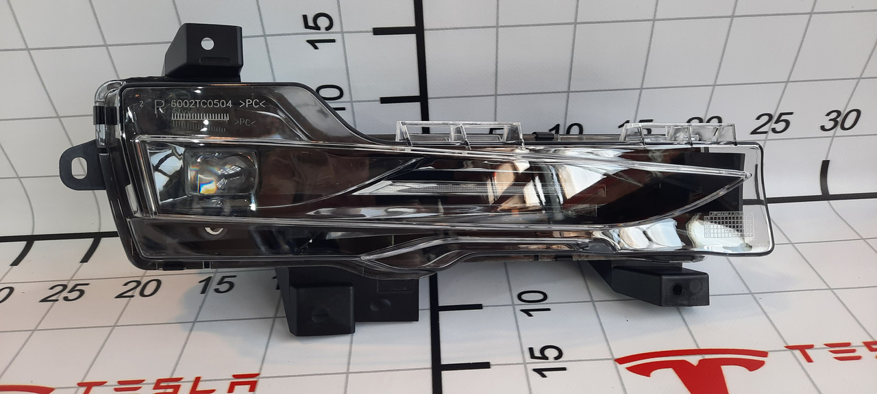 1077391-R Передня протитуманна фара права Tesla Model 3 (6002TC0504)