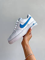 Классные кроссы белые с синими деталями Nike Air Force 1 женские. Женские модные кроссовки Найк Аир Форс.