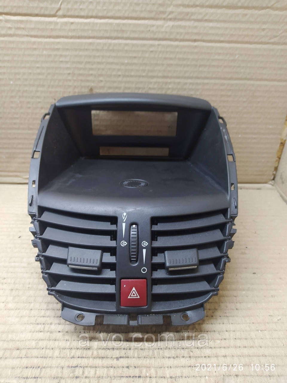 Дефлектор повітряний центральний Peugeot 207 9656992377, фото 1