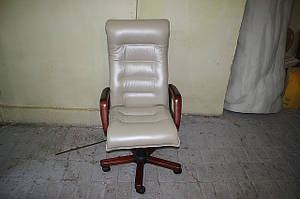 Перетяжка шкірою офісних меблів (1)