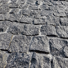 БРУКІВКА З НАТУРАЛЬНОГО КАМЕНЮ