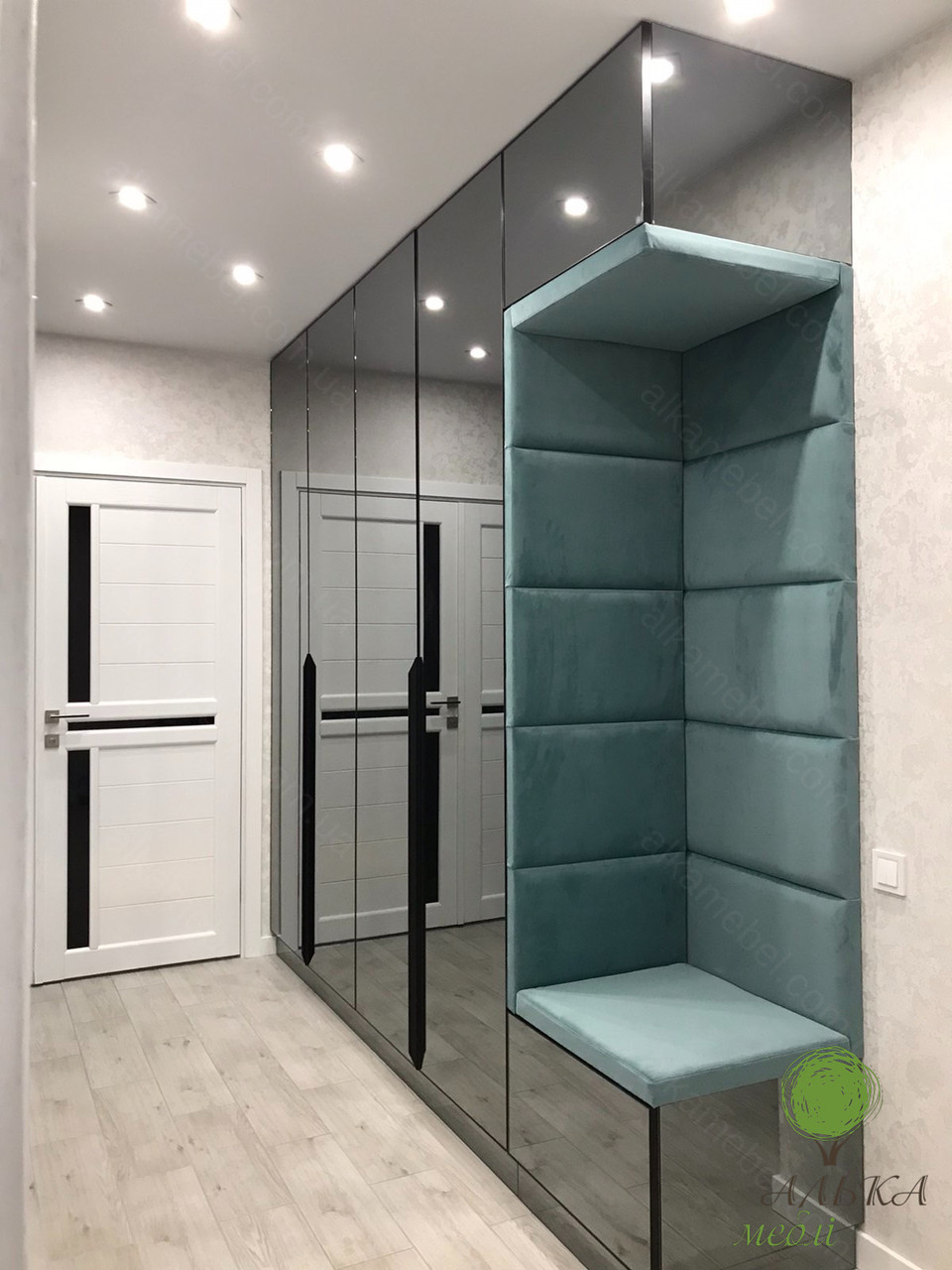 Шафа розпашна у вітальню з дзеркальним фасадом та корпусом, фото 1