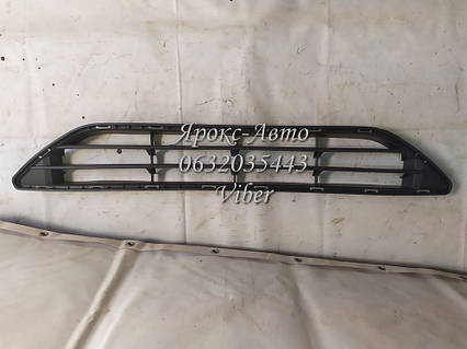 Решітка бампера пер. середня NIS X-TRAIL 17- (TEMPEST) має тріщину на розі 300024485