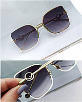 Солнцезащитные очки - стильная, интересная форма, в черном цвете и в золотой оправе.CO054