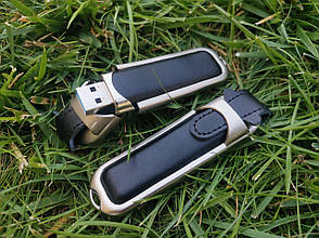 Шкіряна флешка з індивідуальним гравіюванням написів, малюнків, логотипів. на 32Гб (3.0) Чорного кольору