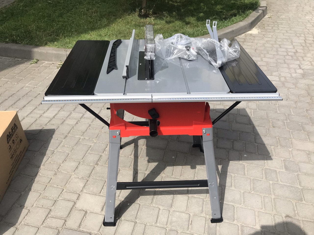 Циркулярна настільна пила LEX LXTSW31 з регулюванням висоти та кута