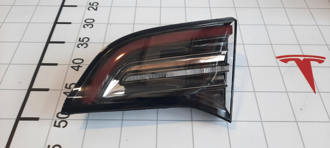 1077402-00-F Ліхтар задній внутрішній правий Tesla Model 3 (червоний) (107740200F)