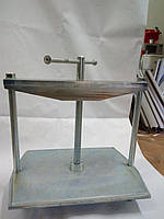 Прес палітурний гвинтовий для обтискання та вирівнювання аркушевої продукції, книжкових блоків