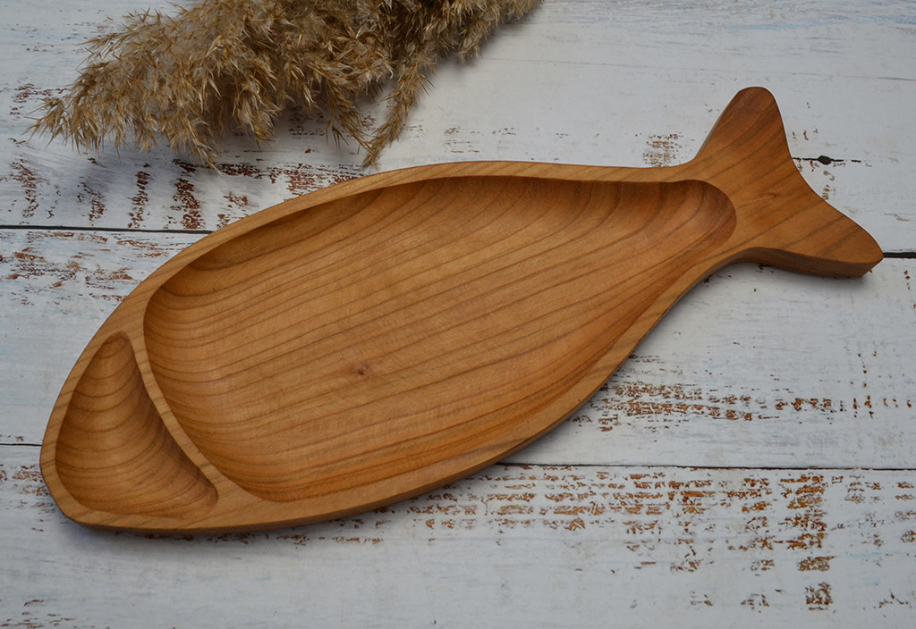 Дошка з дерева для подавання риби