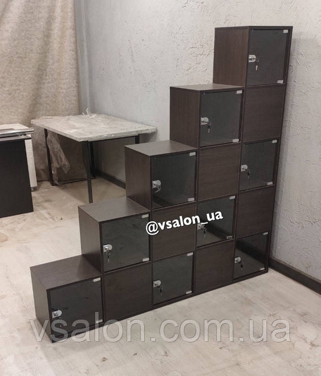 Стелаж у салон із полицями закритий V612