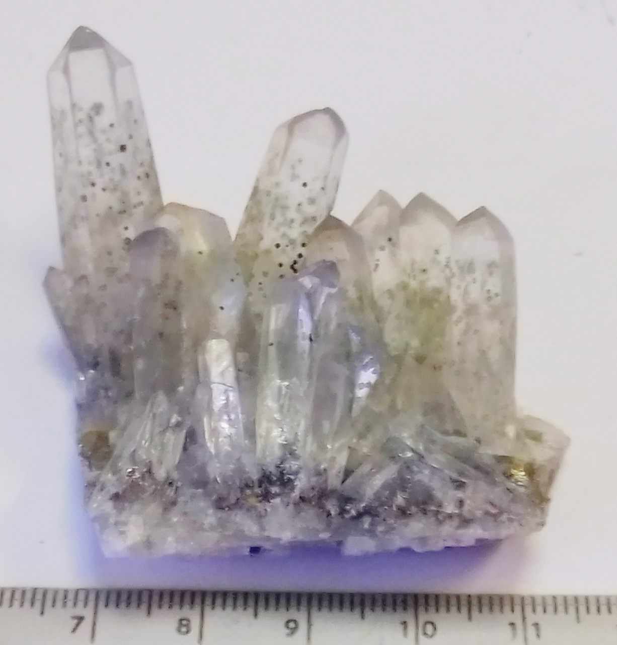 Кристалл горного хрусталя с хлоритом