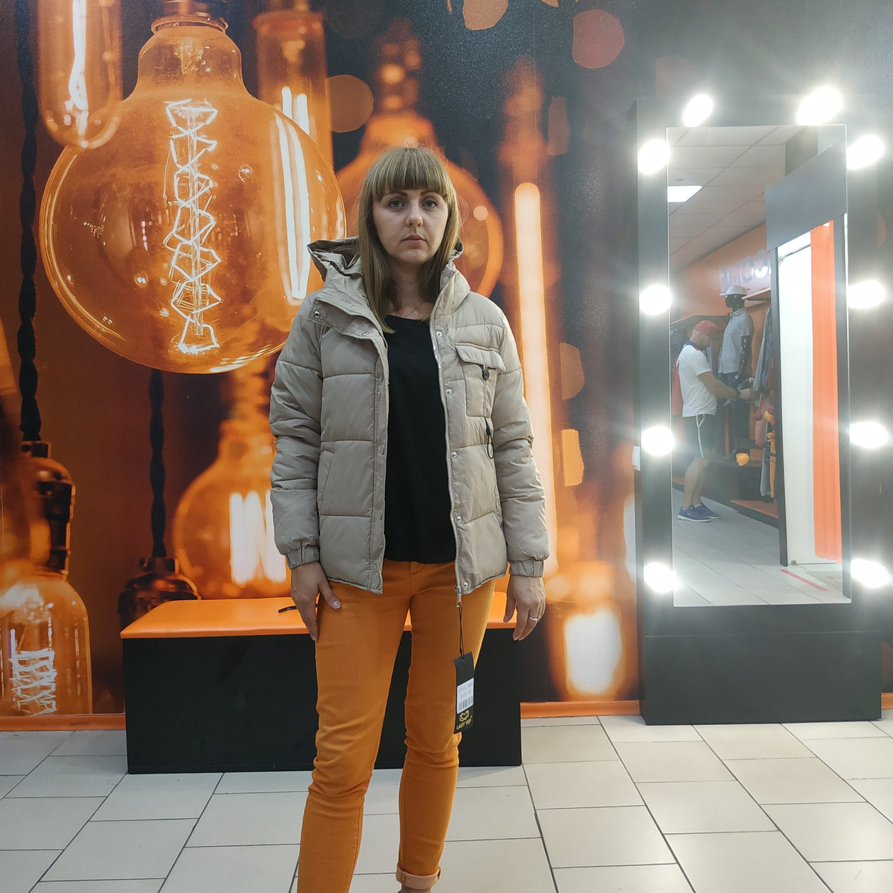 Жіноча демісезонна куртка з капюшоном