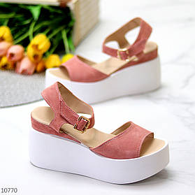 Рожеві замшеві жіночі босоніжки натуральна замша на білій платформі танкетці