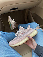 Женские демисезонные кроссы Адидас Изи. Стильные кроссы Adidas Yeezy 350. Женские кроссовки розовые Адидас.