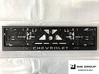 Рамка номерного знака c надписью и логотипом "Chevrolet" черная - надпись: белого цвета.