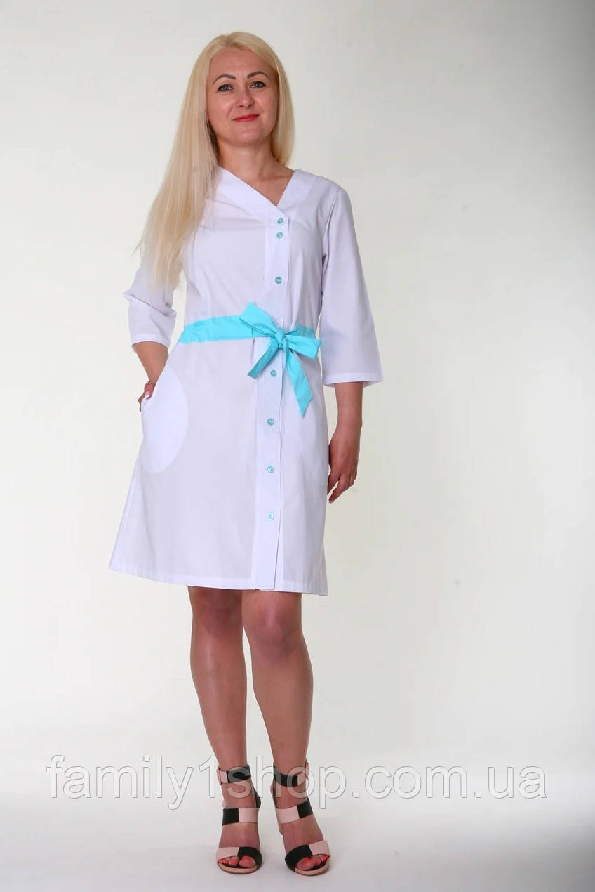 Білий медичний халат жіночий з кольоровими вставками.