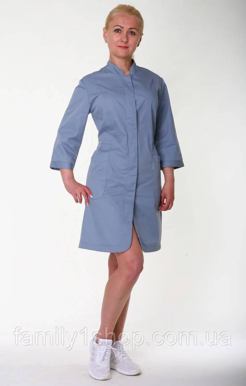 Жіночий котоновий медичний халат сірого кольору, халат із планочкою та коміром-стійкою.