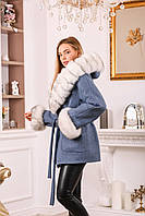 Женское пальто с меховыми манжетами и капюшоном