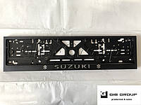 Рамка номерного знака c надписью и логотипом "Suzuki" черная - надпись: белого цвета.