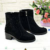 Черевики чорні жіночі замшеві на невисокому каблуці, декоровані накаткою каменів, фото 7