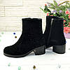Черевики чорні жіночі замшеві на невисокому каблуці, декоровані накаткою каменів, фото 6