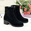 Черевики чорні жіночі замшеві на невисокому каблуці, декоровані накаткою каменів, фото 5