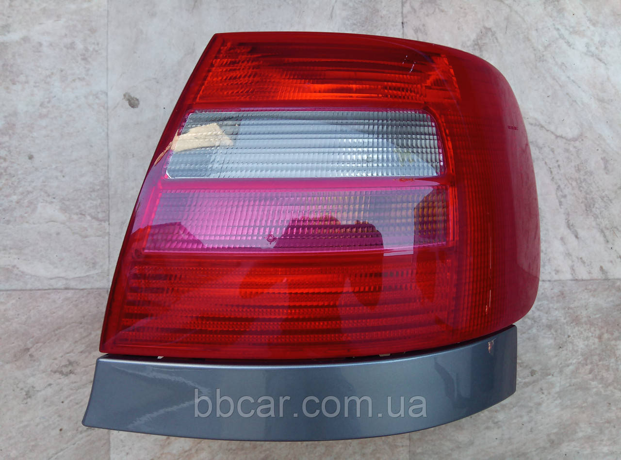 Задній ліхтар Audi A-4 Britax 8D0 945 096 C ( R )