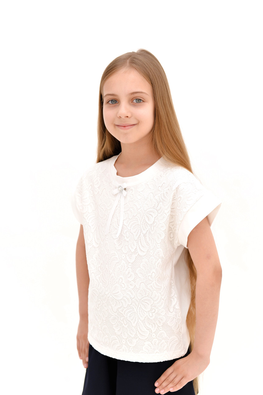 шкільна блуза для дівчинки з гіпюром у білому кольорі