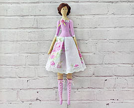 Інтер'єрна лялька в стилі тільда в рожево-фіолетовій сукні