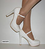 Білі ошатні жіночі туфлі для нареченої на стійкому каблуці з ремінцем розмір 38, фото 3