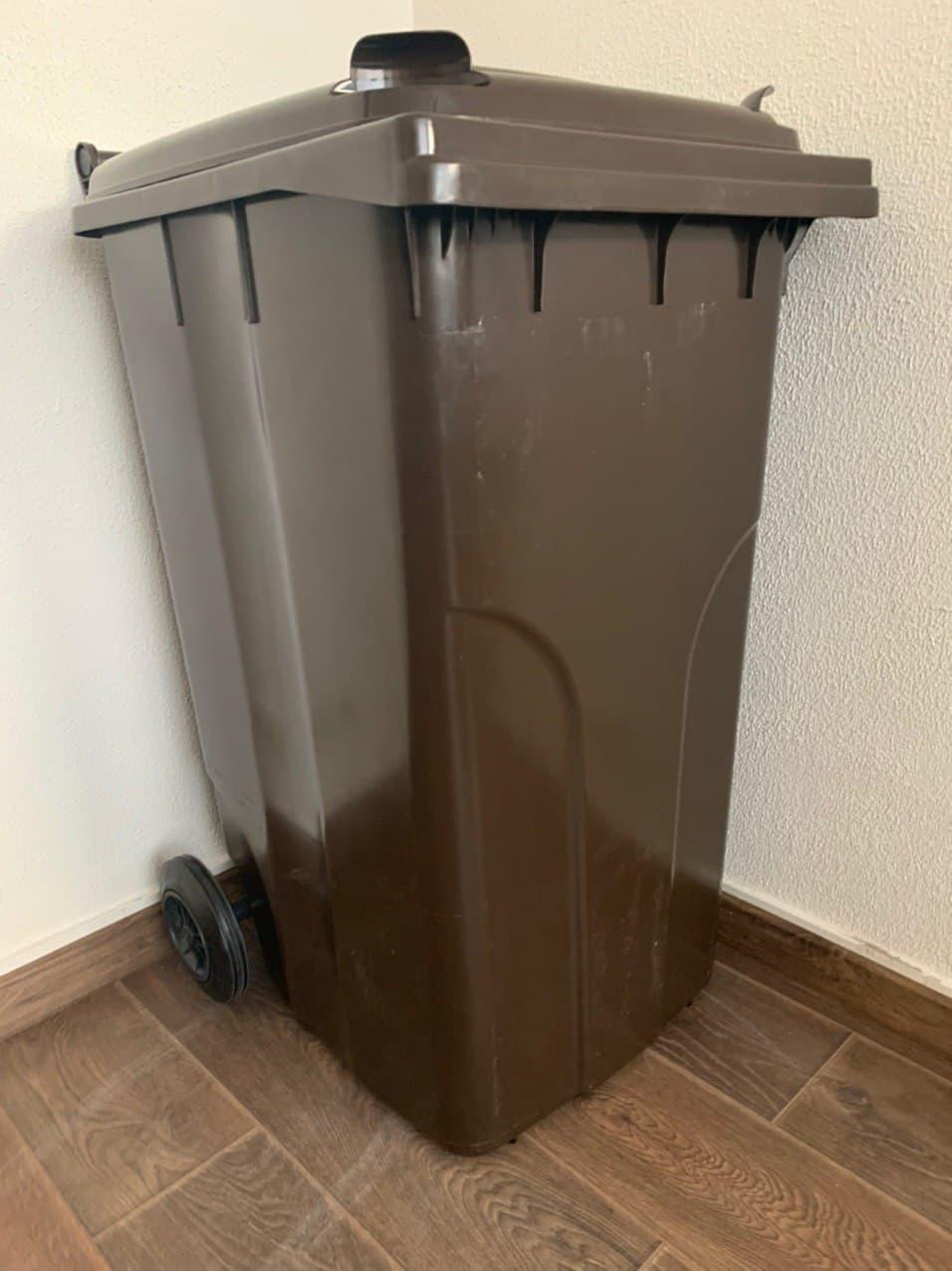 Бак для сміття на колесах 240л., коричневий.