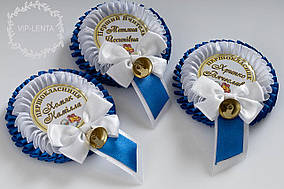 Синьо-білий значок першокласник із бантиком із ім'ям і фамілією