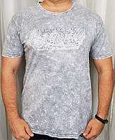 Мужская футболка серого цвета большого размера с надписью.