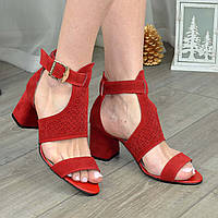 Стильные женские замшевые босоножки на невысоком устойчивом каблуке, цвет красный
