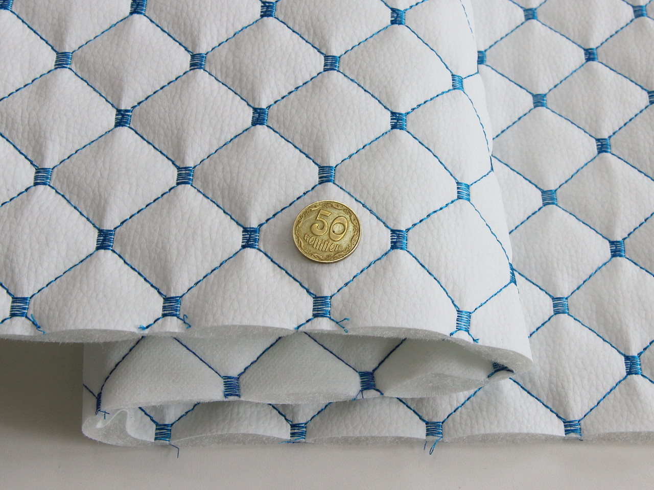 Відріз1м, Шкірзам стьобаний білий «Ромб» (прошитий синьою ниткою) дубльований. синтепоном і флізеліном шир 1,35 м, фото 1