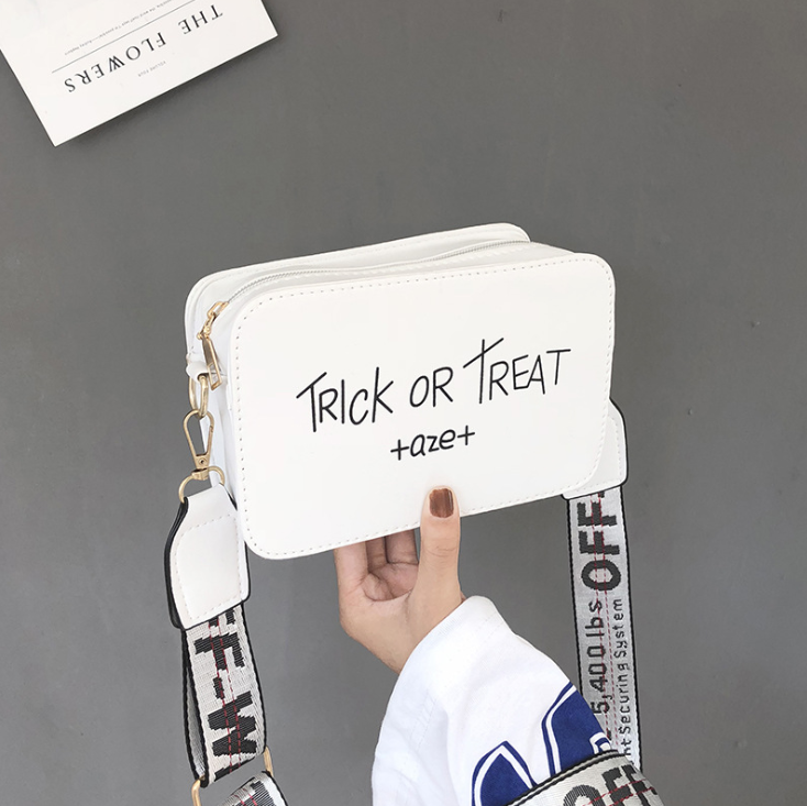 Жіноча сумка "Трик" біла. Сумочка через плече білого кольору Trick or Treat