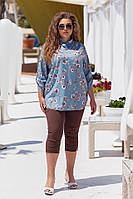 Жіночий літній костюм: джинсові облягаючі капрі і блуза в квіти, батал великі розміри