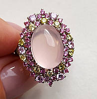 Кольцо с натуральным розовым кварцем 14х10 мм и цветными фианитами Размер 17.5