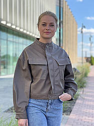 Жіноча коричнева шкіряна куртка з накладними карманами