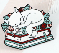 Брошь брошка пин значок металл белый кот кошка спит на книгах