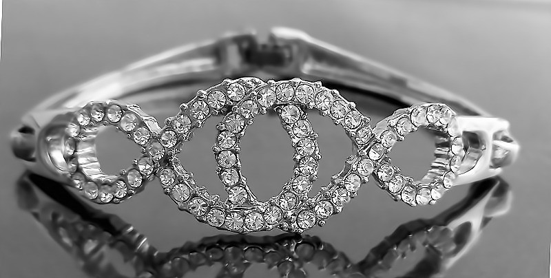 Браслет. Родій. Камені: білий циркон. Діаметр: 6.5 см. Ширина: 18 мм.