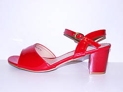 Босоніжки жіночі червоні лакові на невеликому каблуці розмір 41