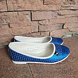 Балетки сині яскраві дірочками брошка-яблучко, фото 4