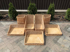 Торгові плетені лотки з нахилом.