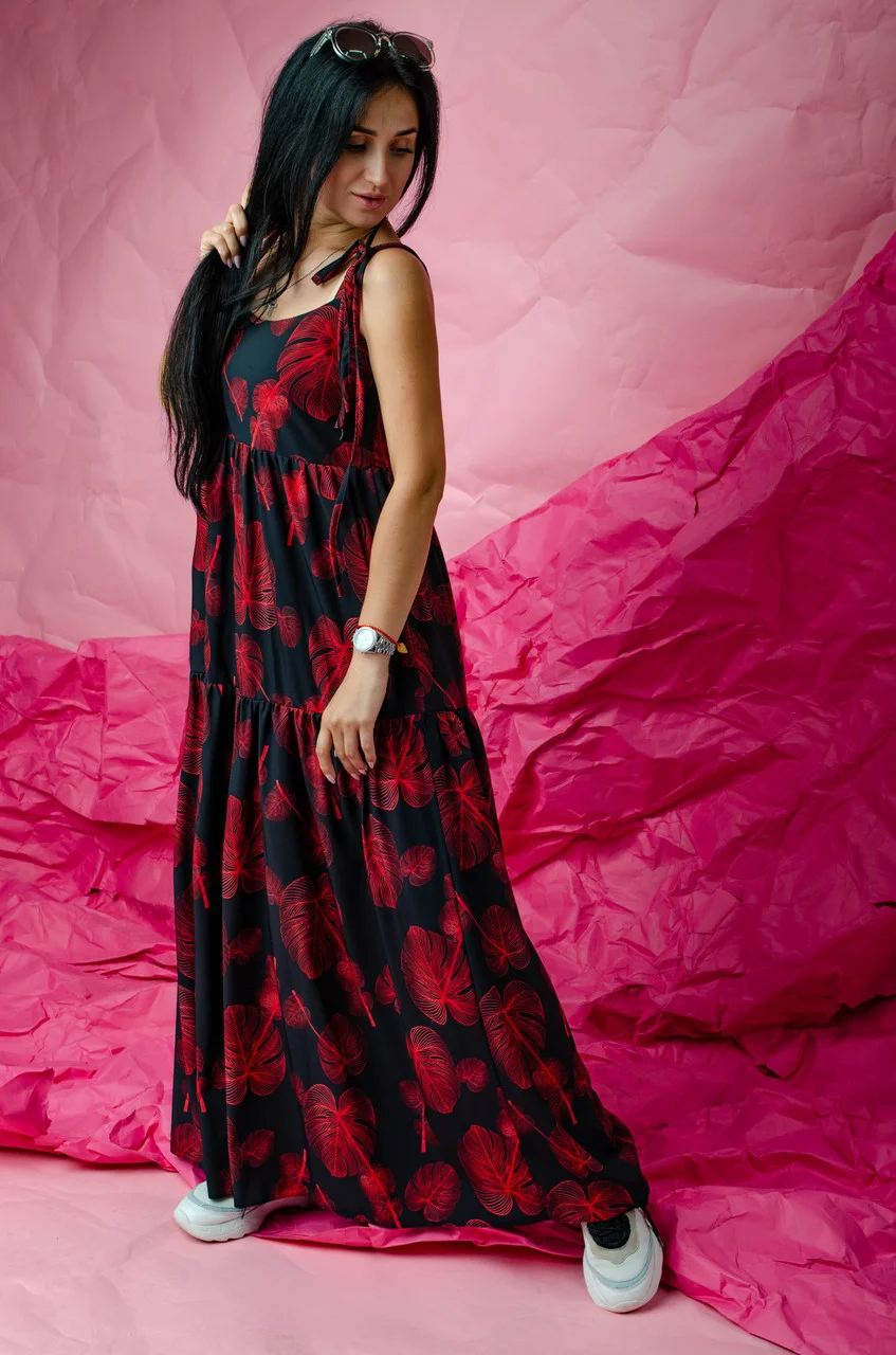 Черный женский сарафан с красным лиственным принтом на бретельках завязках размер 42/44 - фото 4 - id-p1457991635